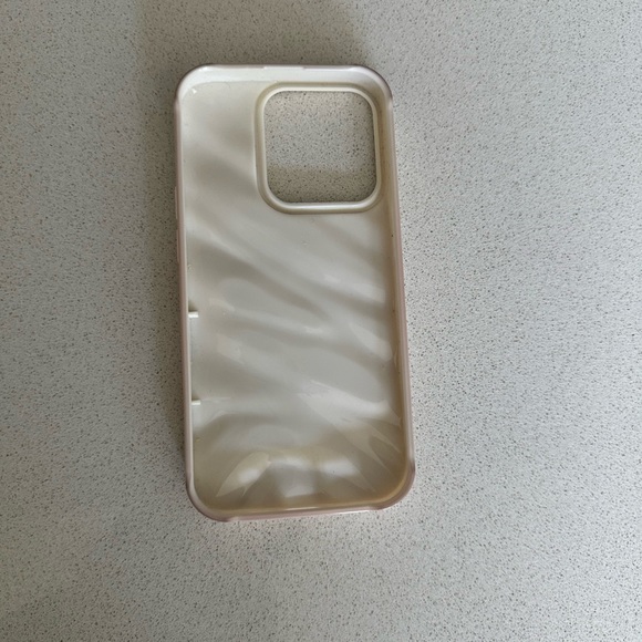 white 3D ripple iphone case - Picture 3 of 3